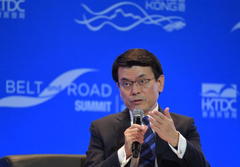The Secretary for Commerce and Economic Development, Mr Edward Yau, shares his insight on the role played by Hong Kong in the Belt and Road Initiative at the session entitled "Investing in Belt and Road: Dialogue with Policymakers" of the Belt and Road Summit today (September 11).