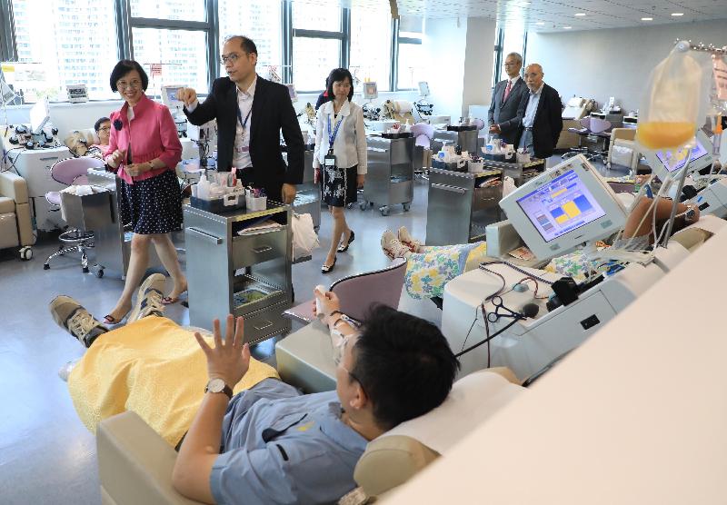 The Secretary for Food and Health, Professor Sophia Chan (first left), visits the West Kowloon Donor Centre of the Hong Kong Red Cross Blood Transfusion Service today (September 11) and thanks members of the public for giving blood.