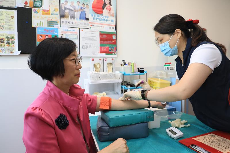 The donor centres of the Hong Kong Red Cross Blood Transfusion Service provide registration and blood examination services for the public to become bone marrow donors. The Secretary for Food and Health, Professor Sophia Chan (left), today (September 11) registered as a bone marrow donor and underwent blood examination.
