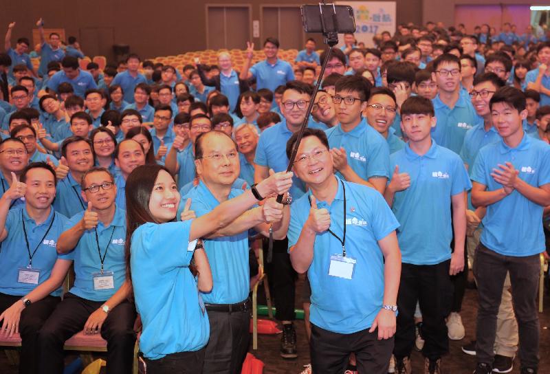 政務司司長張建宗今日（九月十一日）出席香港機電業推廣工作小組舉辦的「機電．啟航」迎新典禮。圖示張建宗（前排中）和其他嘉賓在活動上合照。