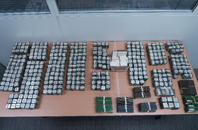 Hong Kong Customs yesterday (September 12) and today (September 13) seized a large haul of suspected smuggled products including 4 090 computer central processing units, 492 computer random access memory, about 2.5 kilograms of suspected worked ivory and 152 used smartphones with an estimated market value of about $4.65 million at Lok Ma Chau Control Point.