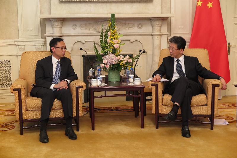 政制及内地事务局局长聂德权（左）九月十三日在北京与北京市常务副市长张工会面，就加强京港两地的交流和合作交换意见。