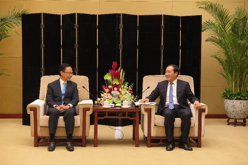 政制及内地事务局局长聂德权（左）今日（九月十四日）上午在天津与天津市副市长赵海山会面，就加强津港合作交流意见。