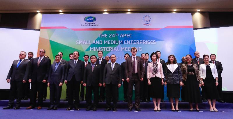 The Under Secretary for Commerce and Economic Development, Dr Bernard Chan (back row, sixth left), is pictured with other ministers attending the 24th Asia-Pacific Economic Cooperation Small and Medium Enterprises Ministerial Meeting in Ho Chi Minh City, Vietnam, today (September 15).