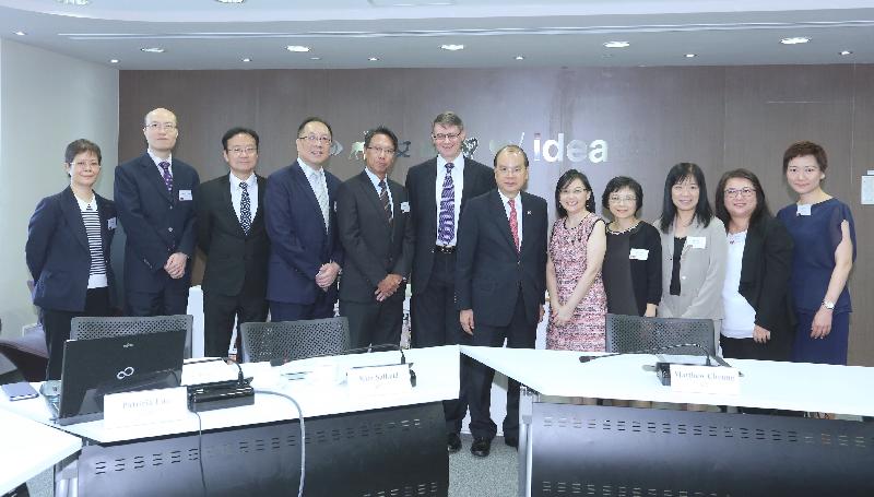 The Chief Secretary for Administration, Mr Matthew Cheung Kin-chung, today (September 15) met with senior staff of the Efficiency Unit (EU). Mr Cheung (sixth right) is pictured with the Head of the EU, Mr Kim Salkeld (sixth left), and the Deputy Head of the EU, Mrs Patricia Lau (fifth right), after the meeting.