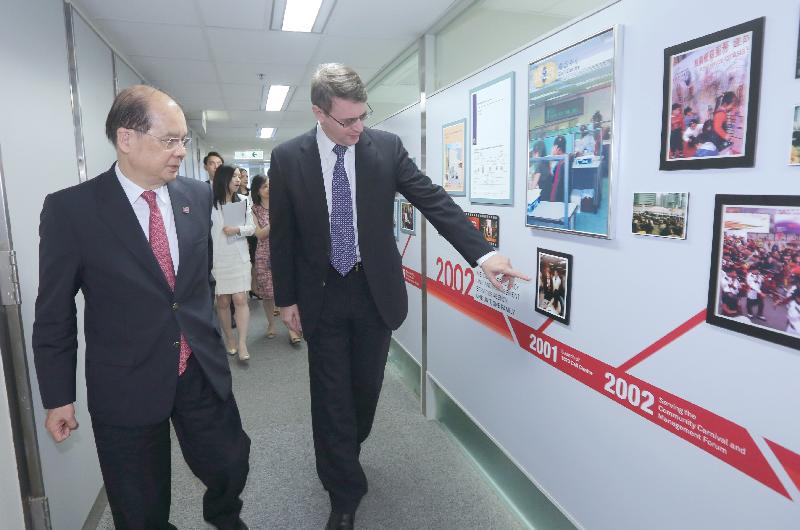 The Chief Secretary for Administration, Mr Matthew Cheung Kin-chung (left) today (September 15) is briefed on the history of the Unit by the Head of the EU, Mr Kim Salkeld (right).