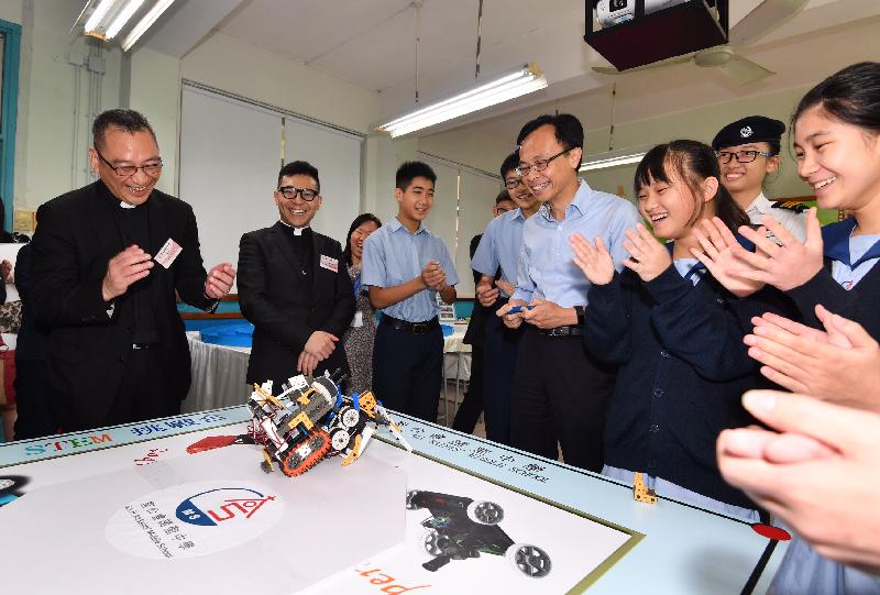 The Secretary for Constitutional and Mainland Affairs, Mr Patrick Nip, toured the STEM lab at SKH All Saints’ Middle School today (September 15) and was shown various creative projects by the students. Picture shows Mr Nip (fourth right) playing with a robot made by the students. 

