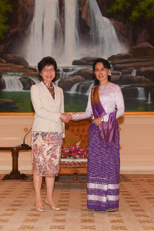 行政長官林鄭月娥今日（九月十五日）展開緬甸訪問行程。圖示林鄭月娥（左）上午在首都內比都拜會國務資政、總統府部部長兼外交部部長昂山素姬（右）。