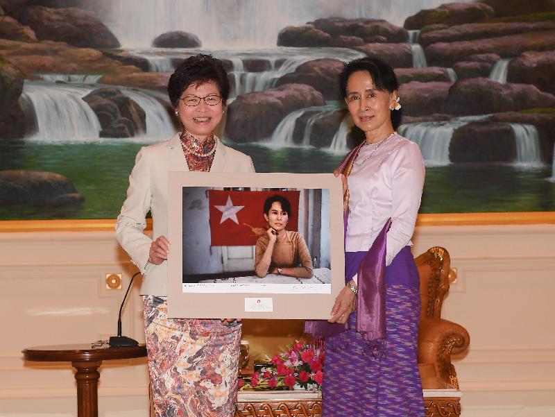 行政長官林鄭月娥今日（九月十五日）展開緬甸訪問行程。圖示林鄭月娥（左）上午在首都內比都拜會國務資政、總統府部部長兼外交部部長昂山素姬（右）時，向對方致送一幅由著名攝影師Steve McCurry拍攝及親筆簽名的照片。