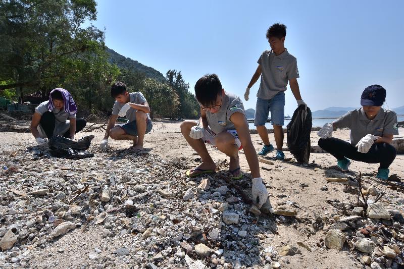 渔农自然护理署与香港潜水总会再度合作，今日（九月十六日）在西贡桥咀举办海岸清洁日。图示义工清理海滩垃圾。