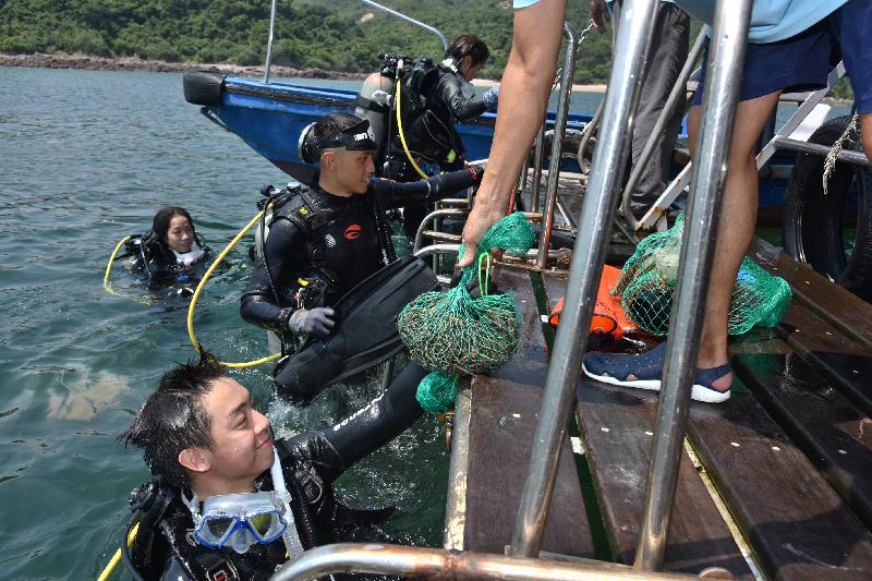 漁 農 自 然 護 理 署 與 香 港 潛 水 總 會 再 度 合 作 ， 今 日 （ 九 月 十 六 日 ） 在 西 貢 橋 咀 合 辦 海 岸 清 潔 日 。 義 務 潛 水 員 將 從 海 床 上 收 集 的 垃 圾 ， 帶 回 岸 上 處 理 。

