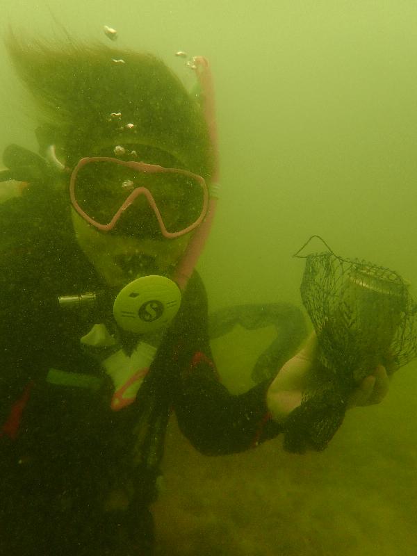 The Agriculture, Fisheries and Conservation Department joined hands again with the Hong Kong Underwater Association to organise a coastal clean-up day at Sharp Island in Sai Kung today (September 16). Picture shows a volunteer diver picking up rubbish from the seabed.