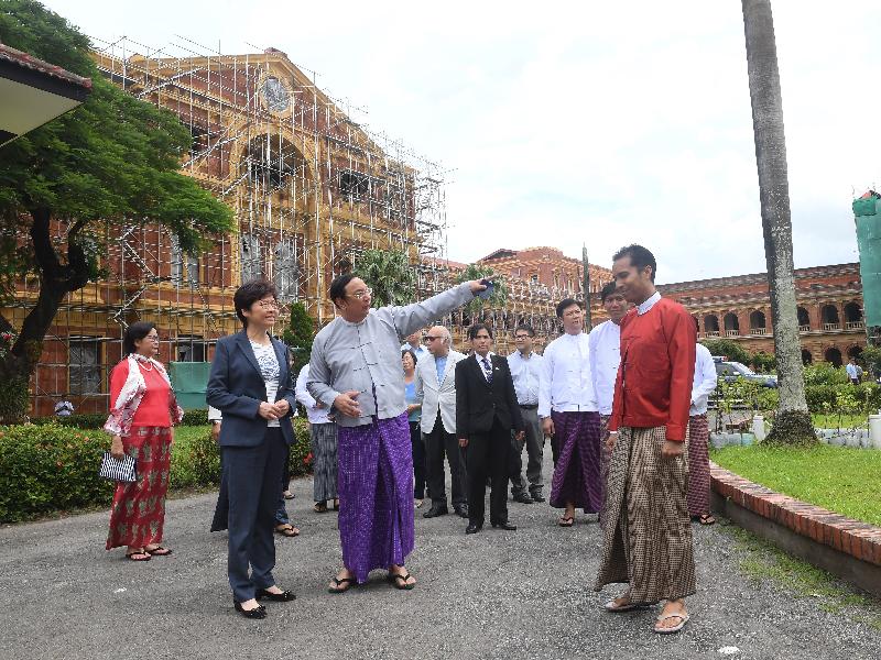 行政長官林鄭月娥今日（九月十六日）繼續緬甸訪問行程。圖示林鄭月娥（前排左一）下午在仰光參觀前政府總部——秘書處大樓。