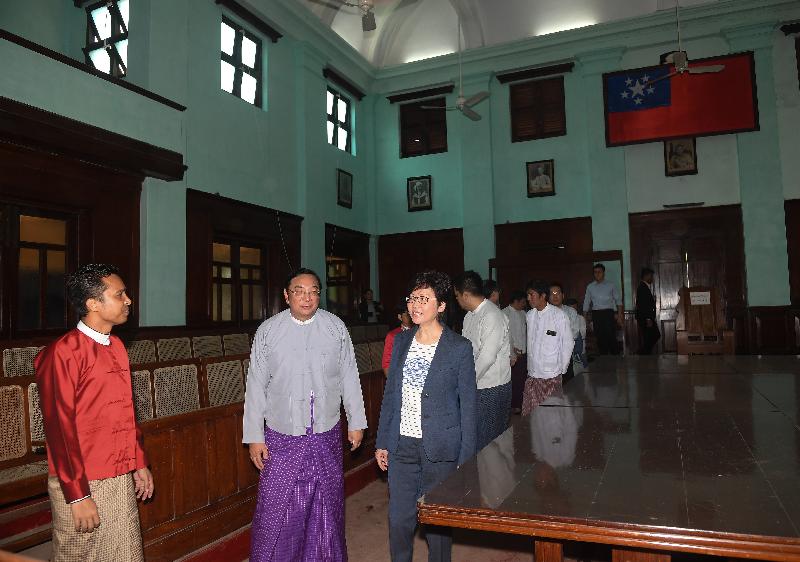 行政长官林郑月娥今日（九月十六日）继续缅甸访问行程。图示林郑月娥（左三）下午在仰光参观前政府总部——秘书处大楼。