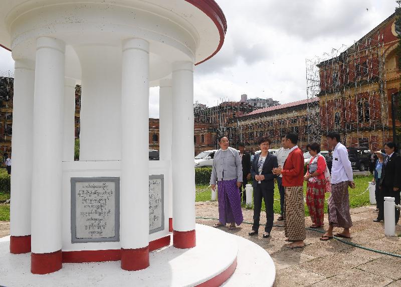 行政长官林郑月娥今日（九月十六日）继续缅甸访问行程。图示林郑月娥（左二）下午在仰光参观前政府总部——秘书处大楼。