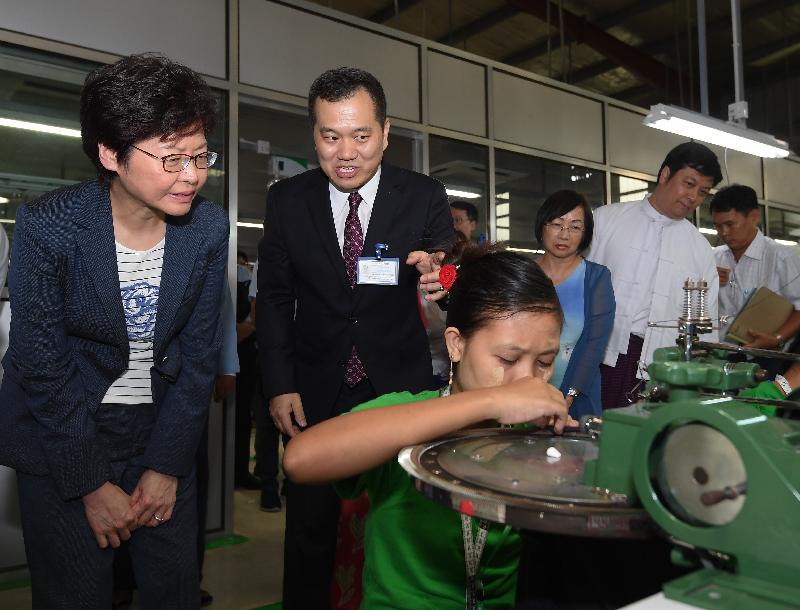 行政長官林鄭月娥今日（九月十六日）繼續緬甸訪問行程。圖示林鄭月娥（左一）下午在仰光參觀香港廠商開設的製衣廠。