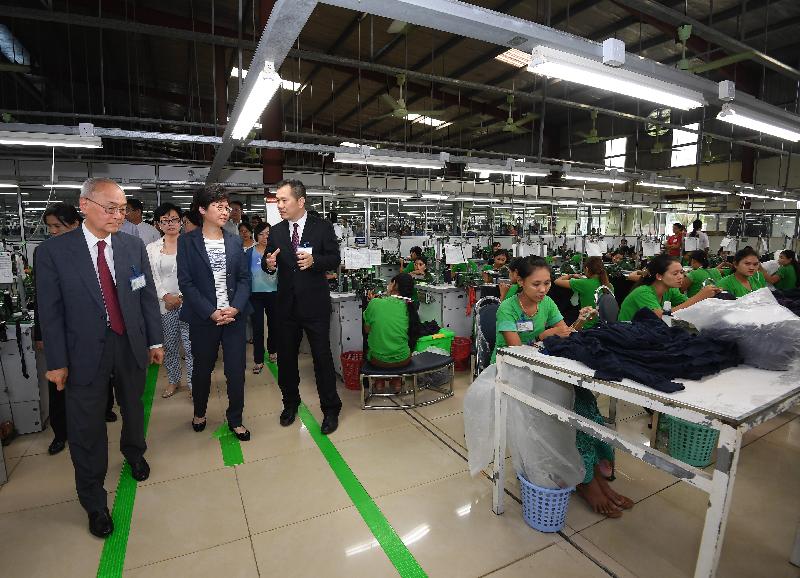 行政長官林鄭月娥今日（九月十六日）繼續緬甸訪問行程。圖示林鄭月娥（前排中）下午在仰光參觀香港廠商開設的製衣廠。