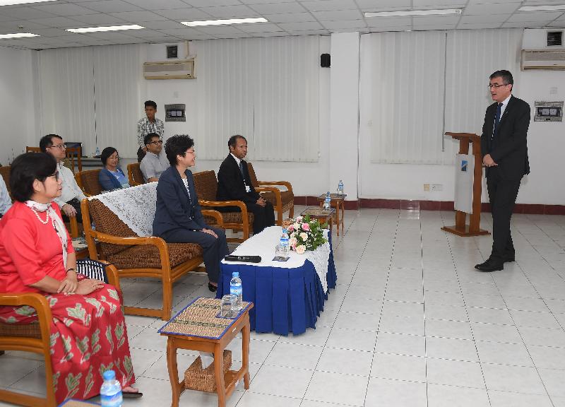 行政長官林鄭月娥今日（九月十六日）繼續緬甸訪問行程。圖示林鄭月娥（右三）下午在仰光參觀國際貨櫃碼頭。