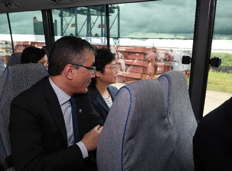 行政長官林鄭月娥今日（九月十六日）繼續緬甸訪問行程。圖示林鄭月娥（右）下午在仰光參觀國際貨櫃碼頭。