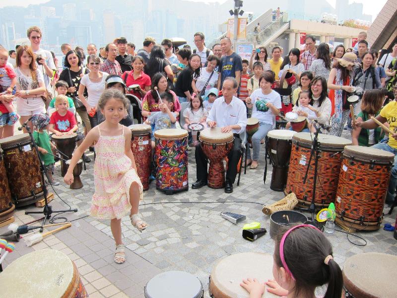 「廿载同行『爱．融2』千人Party」九月二十四日（星期日）在观塘海滨花园及观塘海滨道举行。图示在早前一个嘉年华举行的鼓乐活动。