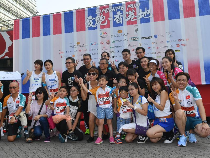 财政司司长陈茂波（第二排左五）今日（九月十七日）出席「爱跑‧香港地」起步礼，并与《护．联网》创办人彭一邦博士（第二排左四）和其他嘉宾合照。