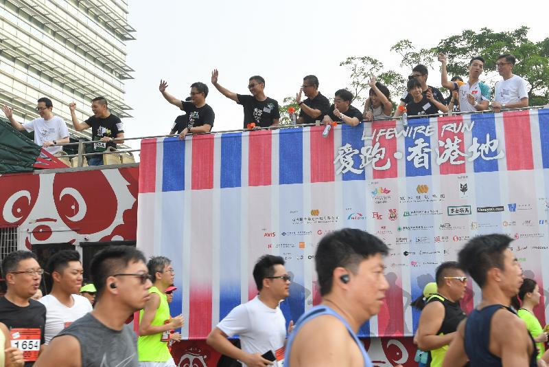 財政司司長陳茂波（左五）、《護．聯網》創辦人彭一邦博士（左四）和其他嘉賓今日（九月十七日）在「愛跑‧香港地」起步禮上鳴槍。