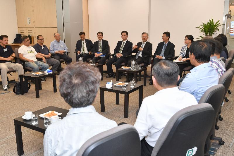 公務員事務局局長羅智光（左八）今日（九月十八日）到訪機電工程署，與部門各職系的員工代表茶敍，就他們關注的事宜交換意見。