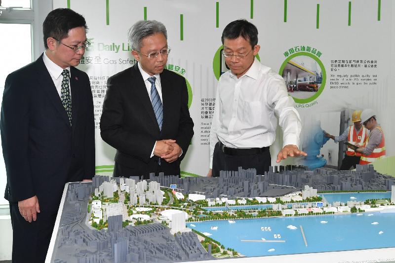 During his visit to the Electrical and Mechanical Services Department today (September 18), the Secretary for the Civil Service, Mr Joshua Law (centre), is briefed on the operation of the Kai Tak District Cooling System. Looking on is the Acting Director of Electrical and Mechanical Services, Mr Alfred Sit (left).