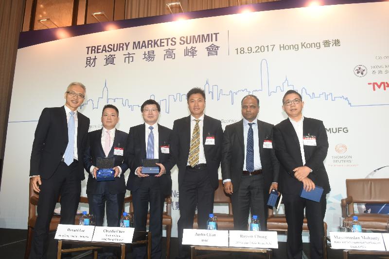 Senior Executive Director of the Hong Kong Monetary Authority and Chairman of the Treasury Markets Association Executive Board Mr Howard Lee (first left) shared his views on the latest trends of global economic developments and regulatory changes at the Treasury Markets Summit 2017 today (September 18). Joining him on the panel discussion were the General Manager, Head of Investment, Investment Management, Bank of China (Hong Kong) Limited, Mr Chordio Chan (second left); Co-Head of Markets, Asia Pacific, the Hongkong and Shanghai Banking Corporation Limited, Mr Justin Chan (third left); the Managing Director, Head of Investments, Chief Investment Office Asia, JPMorgan Chase Bank National Association, Mr Rayson Chung (third right); the Head of Economics and Financial Markets for Asia and the Pacific, Bank for International Settlements Asian Office, Mr Madhusudan Mohanty (second right); and the Global Chief Economist and Head of Research, Everbright Securities Limited, Dr Peng Wensheng (first right).
