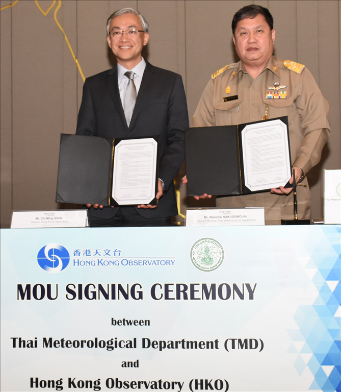 香港天文台（天文台）台長岑智明（左）與泰國氣象局局長Wanchai Sakudomchai今日（九月十八日）在泰國曼谷簽署合作諒解備忘錄，加強雙方在氣象領域方面的合作。
