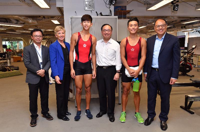 创新及科技局局长杨伟雄（右三）今日（九月十八日）参观香港体育学院（体院）时，与赛艇精英运动员何宇轩（右二）和王玮骏（左三）见面。旁为体院董事局主席林大辉（右一）、院长李翠莎博士（左二）和精英训练科技总监苏志雄博士（左一）。
