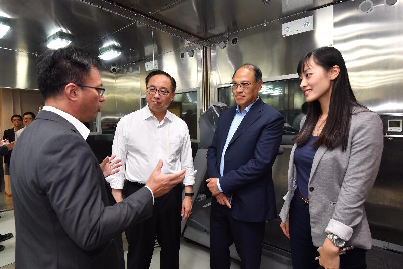 Accompanied by the Chairman of the Board of Directors of the Hong Kong Sports Institute (HKSI), Dr Lam Tai-fai (second right), the Secretary for Innovation and Technology, Mr Nicholas W Yang (second left), learns from the Director of Elite Training Science and Technology of the HKSI, Dr Raymond So (first left), about the training of athletes at the environmental chamber to acclimatise beforehand by performing repeated training sessions at the target temperature and humidity. Athletes can also exercise at simulated altitudes to expose themselves to additional training stress.
