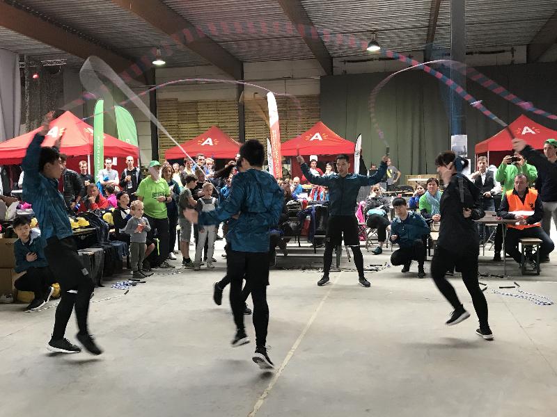 由香港驻布鲁塞尔经济贸易办事处冠名赞助的比利时安特卫普的「香港龙舟节」九月十六日（安特卫普时间）在比利时安特卫普举行。图示来自香港的花式跳绳队「S / L / A / S / H」在「香港龙舟节」上献技。