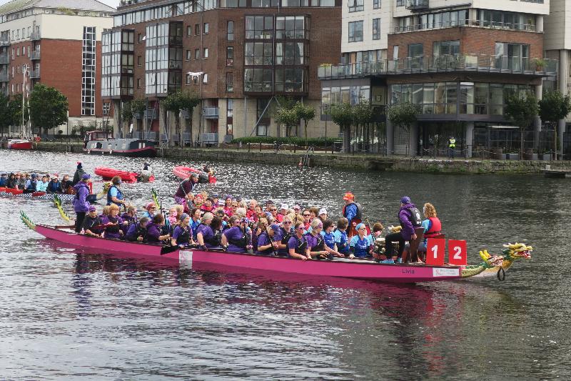 The Dublin Hong Kong Dragon Boat Regatta, which was title sponsored by the Hong Kong Economic and Trade Office in Brussels for the second time, was held in Dublin, Ireland on September 9 and 10 (Dublin time). Photo shows Dragon Boats on the Grand Canal in Dublin during the Hong Kong Dublin Dragon Boat Regatta on September 9 (Dublin time).

