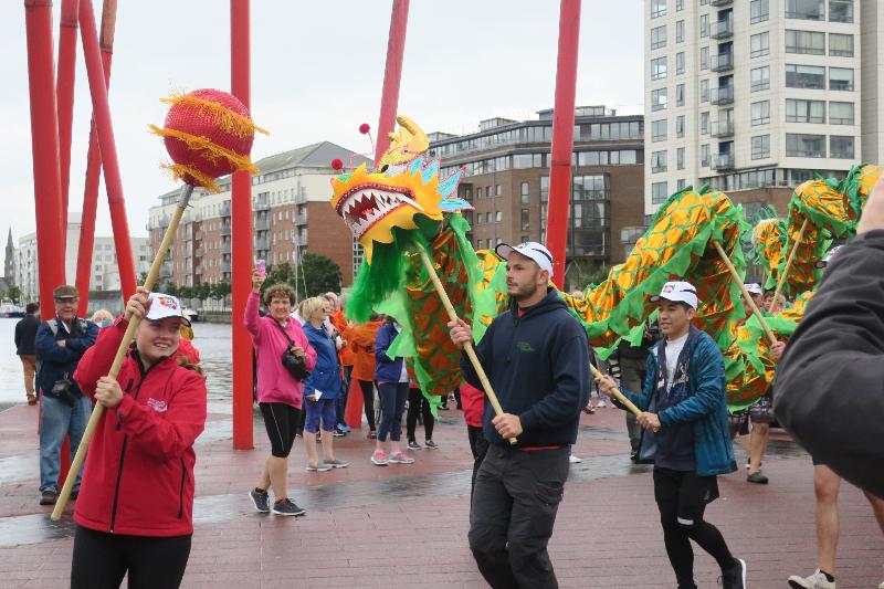 The Dublin Hong Kong Dragon Boat Regatta, which was title sponsored by the Hong Kong Economic and Trade Office in Brussels for the second time, was held in Dublin, Ireland on September 9 and 10 (Dublin time). Photo shows Dragon Dance at the Hong Kong Dublin Dragon Boat Regatta on September 9 (Dublin time).