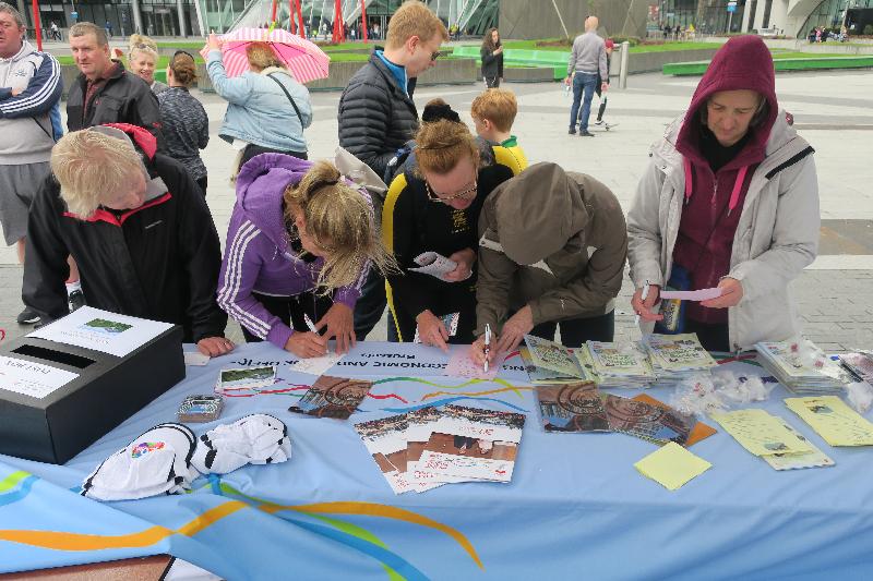 The Dublin Hong Kong Dragon Boat Regatta, which was title sponsored by the Hong Kong Economic and Trade Office in Brussels for the second time, was held in Dublin, Ireland on September 9 and 10 (Dublin time). Photo shows visitors to the Hong Kong booth taking part in a quiz about Hong Kong to win prizes on September 9 (Dublin time).