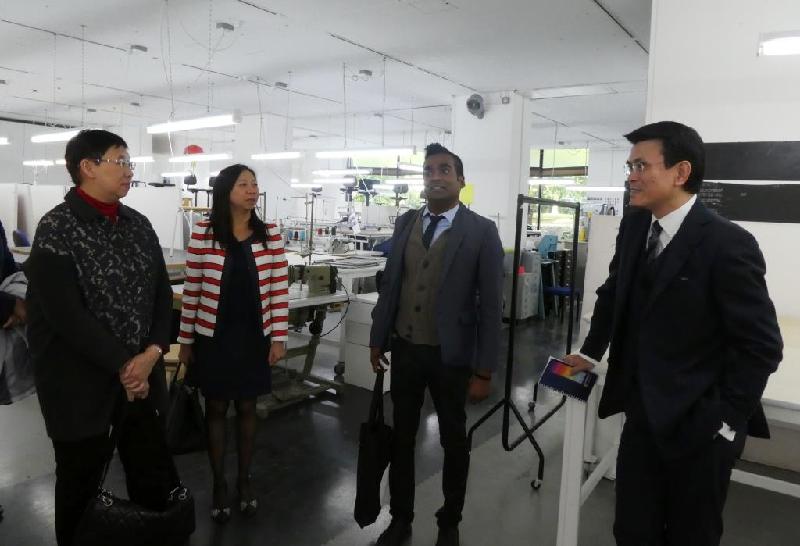 The Secretary for Commerce and Economic Development, Mr Edward Yau (first right), in London yesterday (September 18, London time) visited the Royal College of Art and had a fruitful dialogue with representatives of the institution on talent nurturing.