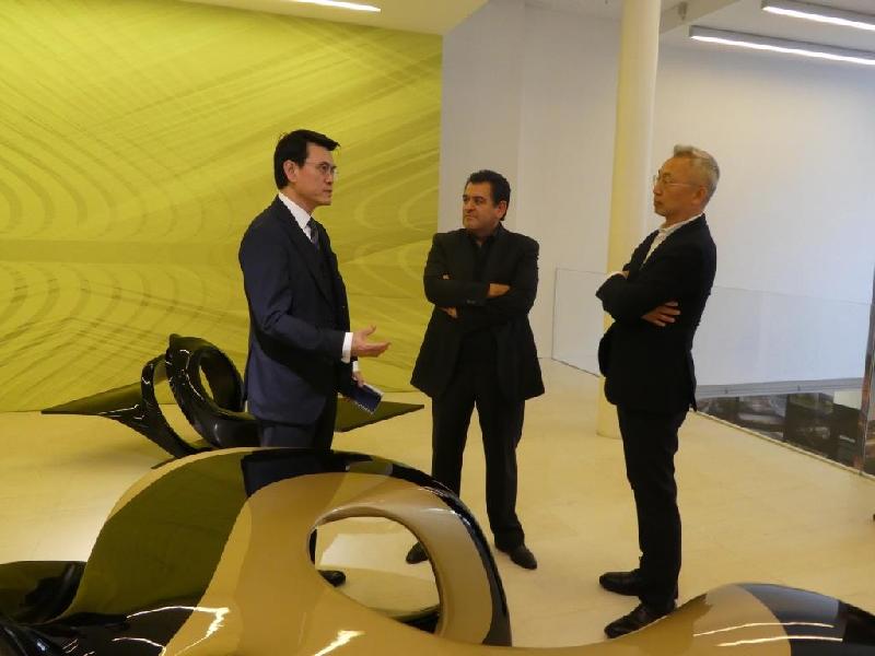The Secretary for Commerce and Economic Development, Mr Edward Yau (first left), in London yesterday (September 18, London time) visited the Zaha Hadid Design Gallery to know more about the iconic designs of Zaha Hadid.