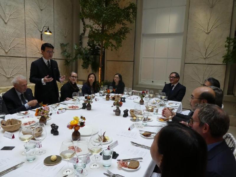 The Secretary for Commerce and Economic Development, Mr Edward Yau, yesterday (September 18, London time) had dialogues at a luncheon with local stakeholders from various creative sectors on matters relating to business opportunities as well as measures to strengthen the development and collaboration of the industries.