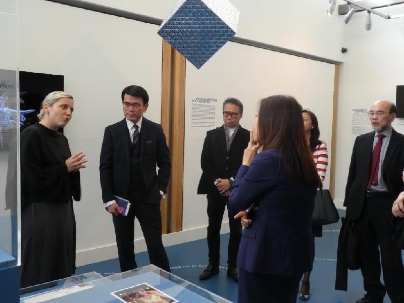 The Secretary for Commerce and Economic Development, Mr Edward Yau (second left), yesterday (September 18, London time) visited the London College of Fashion of the University of the Arts London to learn about vocational training initiatives for fashion designers in the UK.