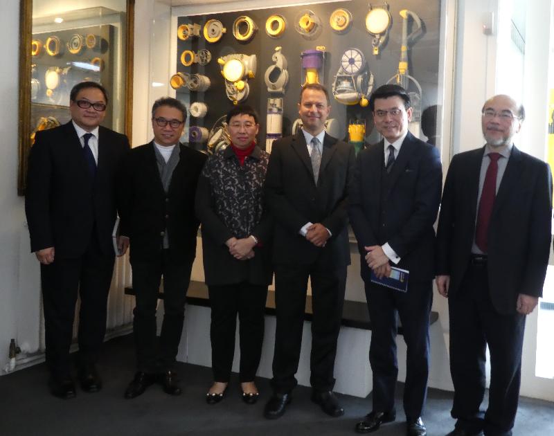 The Secretary for Commerce and Economic Development, Mr Edward Yau (second right); the Permanent Secretary for Commerce and Economic Development (Communications and Creative Industries), Miss Eliza Lee (third left); and the Director of the Hong Kong Design Centre and Chairman of the Advisory Group on Implementation of Fashion Initiatives, Dr Victor Lo (first right), visited the Royal College of Art in London yesterday (September 18, London time) and were greeted by the Pro-Rector of the College, Professor Naren Barfield (third right).