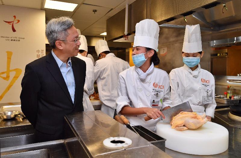 While touring the VTC Chinese Culinary Institute in Southern District today (September 19), the Secretary for the Civil Service, Mr Joshua Law (left), chats with students to better understand their learning experiences.