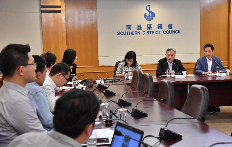 公务员事务局局长罗智光今日（九月十九日）到访南区。图示罗智光（右二）与南区区议会议员会面，就区内发展和社区关注事宜交换意见。