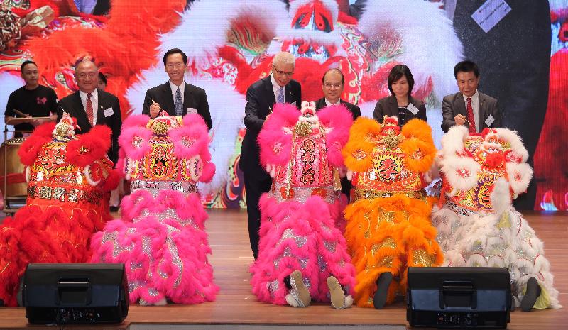The Chief Secretary for Administration, Mr Matthew Cheung Kin-chung (third right); the Chairman of the Council of Lingnan University, Mr Rex Auyeung (third left); and other guests officiate at the eye-dotting ceremony for a lion dance at the Launch Ceremony of the 50th anniversary of the re-establishment of Lingnan University in Hong Kong this afternoon (September 19).
