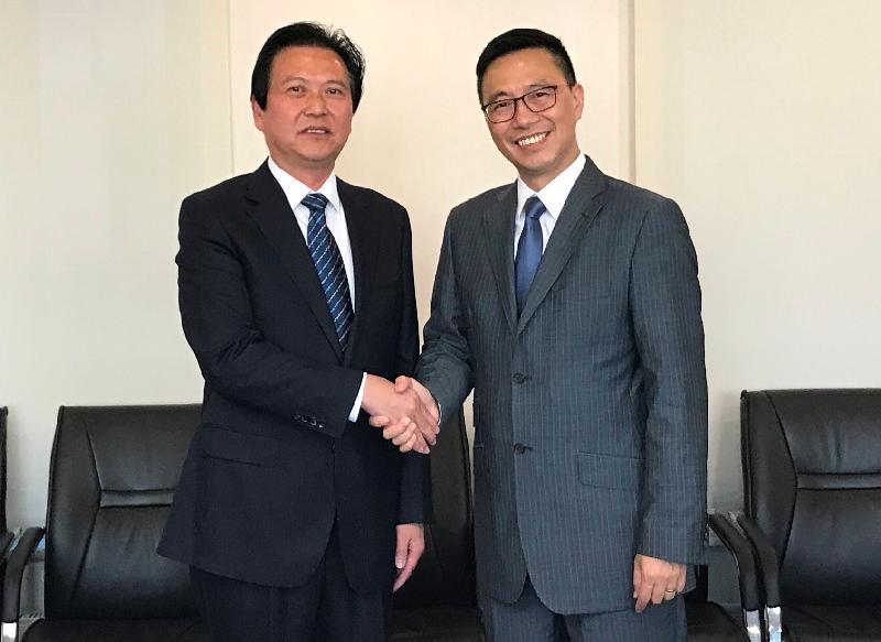 The Secretary for Education, Mr Kevin Yeung (right), meets with the Deputy Director-General of the Beijing Municipal Education Commission, Mr Huang Kan (left), to exchange views on a variety of education issues this afternoon (September 19).
