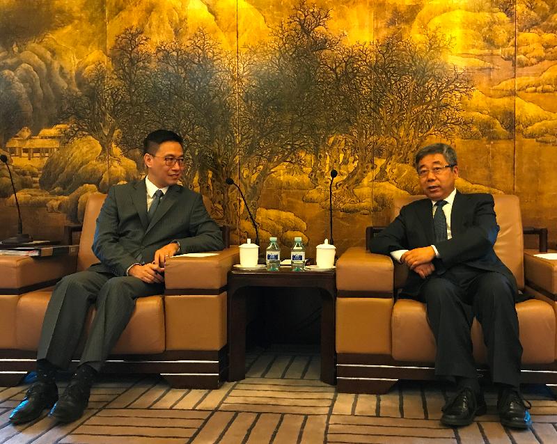 教育局局長楊潤雄（左）今早（九月十九日）在北京與國家教育部部長陳寶生（右）會面。