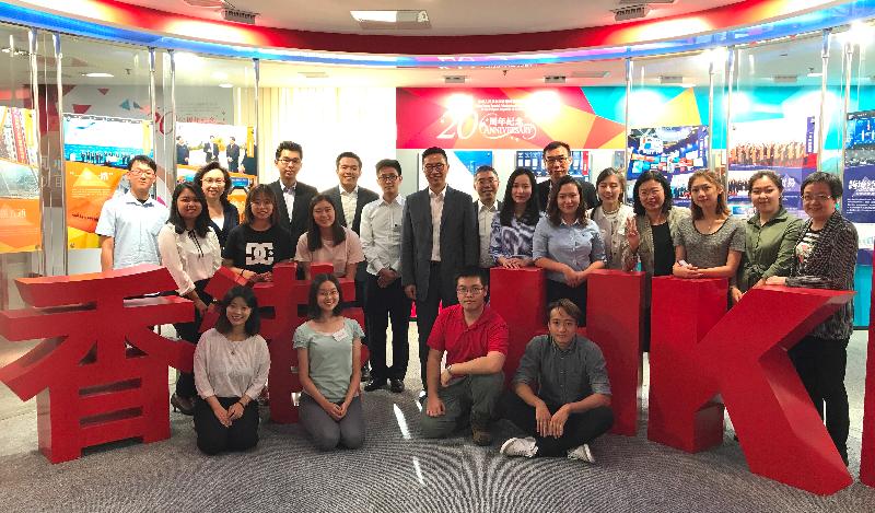 教育局局长杨润雄（中）今午（九月十九日）在北京与正在内地升读大学的香港学生会面，了解他们的日常生活情况及需要。

