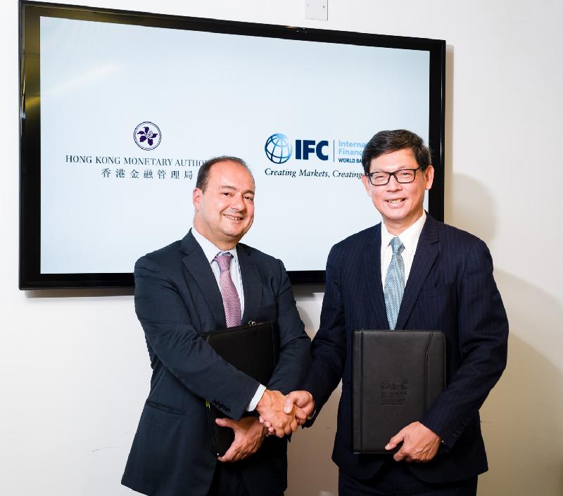 The International Finance Corporation (IFC) Vice President, New Business, Mr Dimitris Tsitsiragos (left), greeted the Chief Executive of the Hong Kong Monetary Authority (HKMA), Mr Norman Chan (right) yesterday (September 19, London time) in London. HKMA's new partnership with IFC provides a useful platform for the HKMA to broaden its investment opportunities in the credit market.