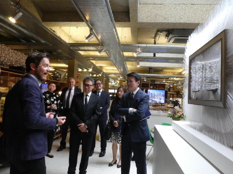 商务及经济发展局局长邱腾华（右一）昨日（伦敦时间九月十九日）参观海瑟维克工作室，了解展出的艺术雕塑和设计作品。