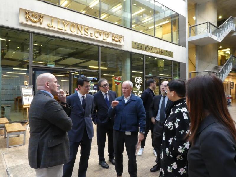 商務及經濟發展局局長邱騰華（左二）昨日（倫敦時間九月十九日）參觀倫敦藝術大學的中央聖馬丁藝術學院，倫敦藝術大學副校長和中央聖馬丁藝術學院院長Jeremy Till（左四）向他介紹學院的設施。